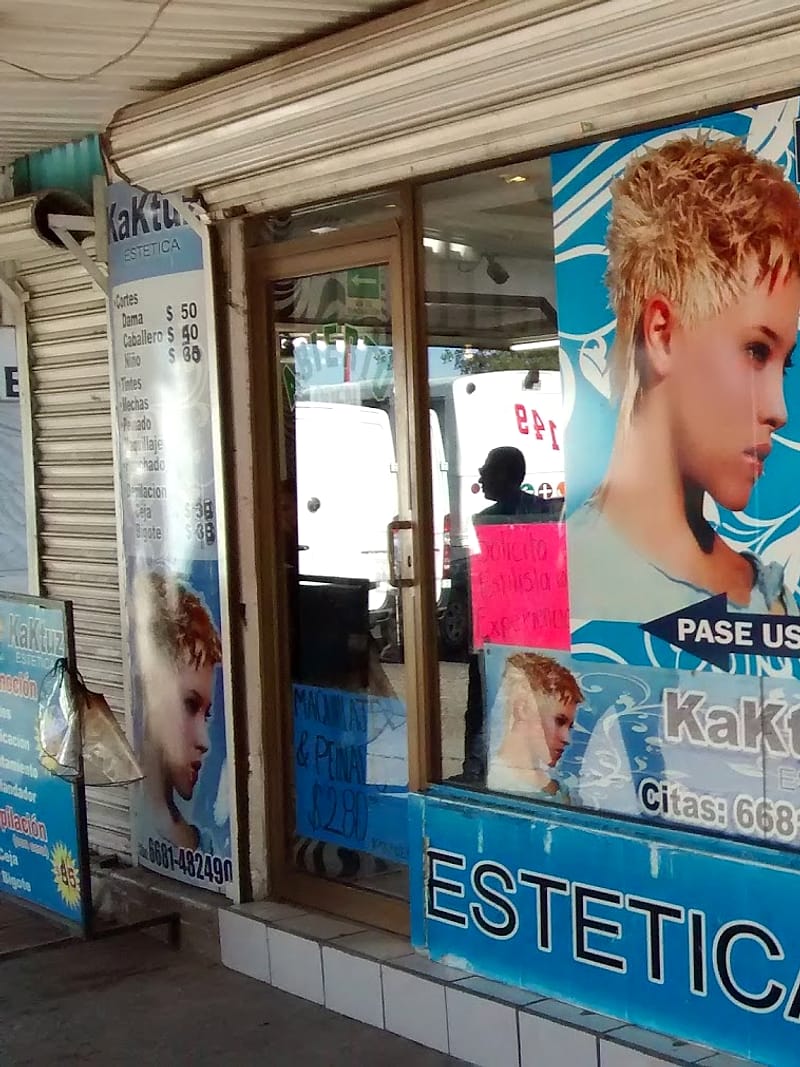 Fachada de Kaktuz Estética con su lista de servicios